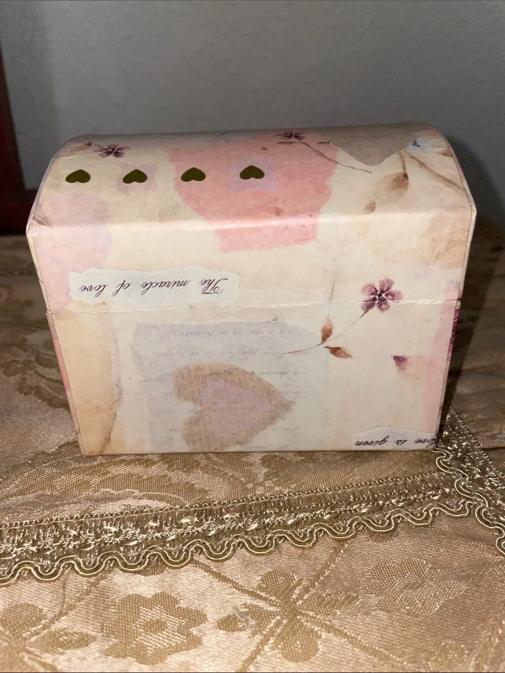 Vintage Tri-Coastal Designs, Inc.  botanical+ hearts Dome Keepsakes box. 5x4”